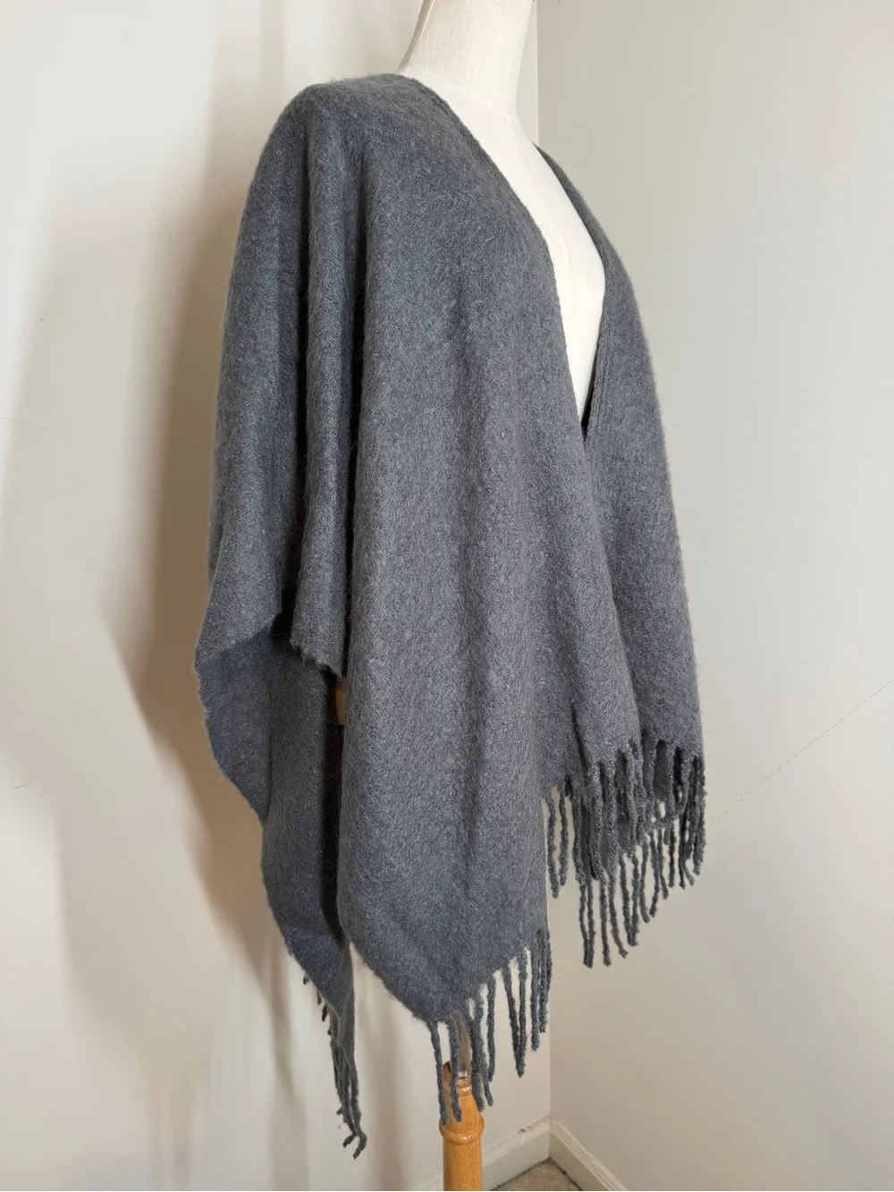 NWT! Echo Women’s Grey Cozy Fringed Wrap Poncho Cape One Size Fits Most